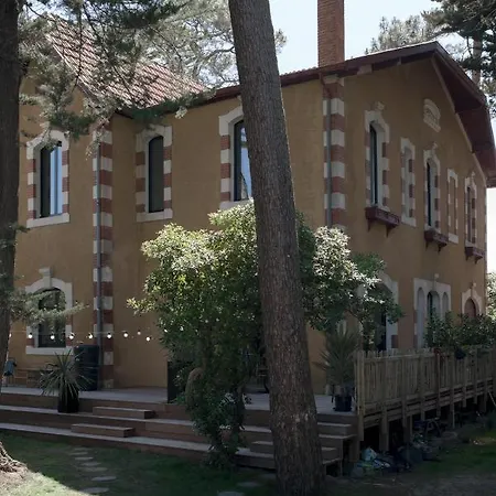 Villa Pyla: Feel-good Family Home, 2 Min Walk From