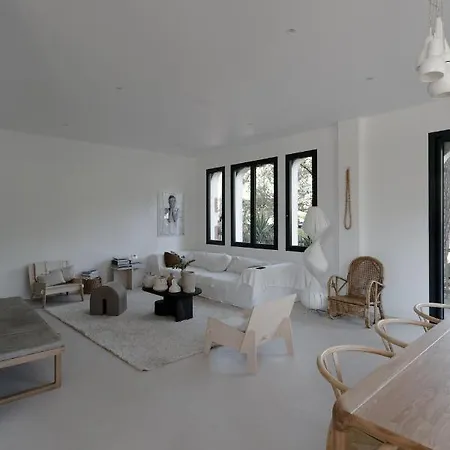 Villa Pyla: Feel-good Family Home, 2 Min Walk From